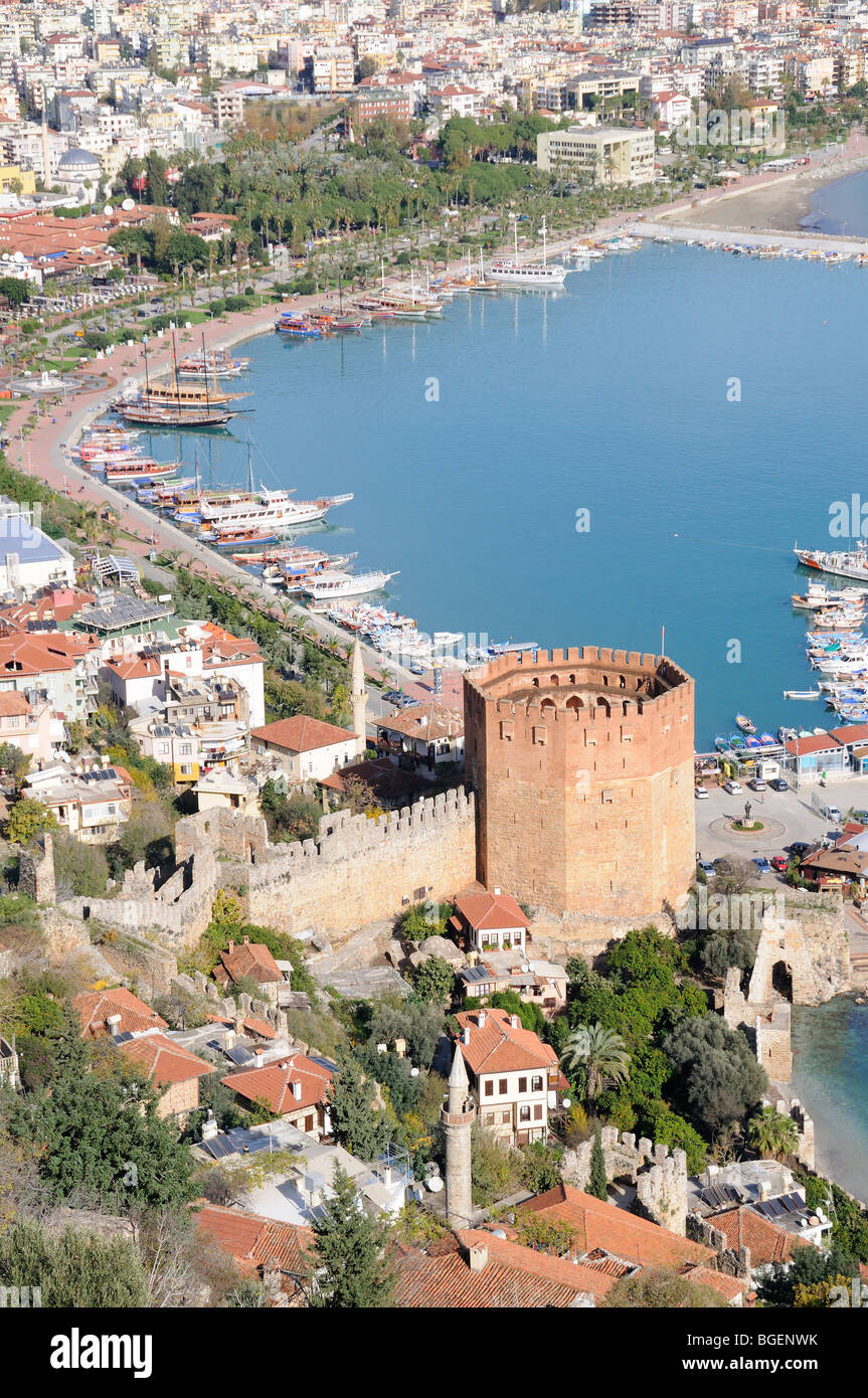 Alanya con Harbour y la torre roja, vista desde el castillo de Alanya, Turquía, Türkiye, Alanya, Mar Mediterráneo Foto de stock