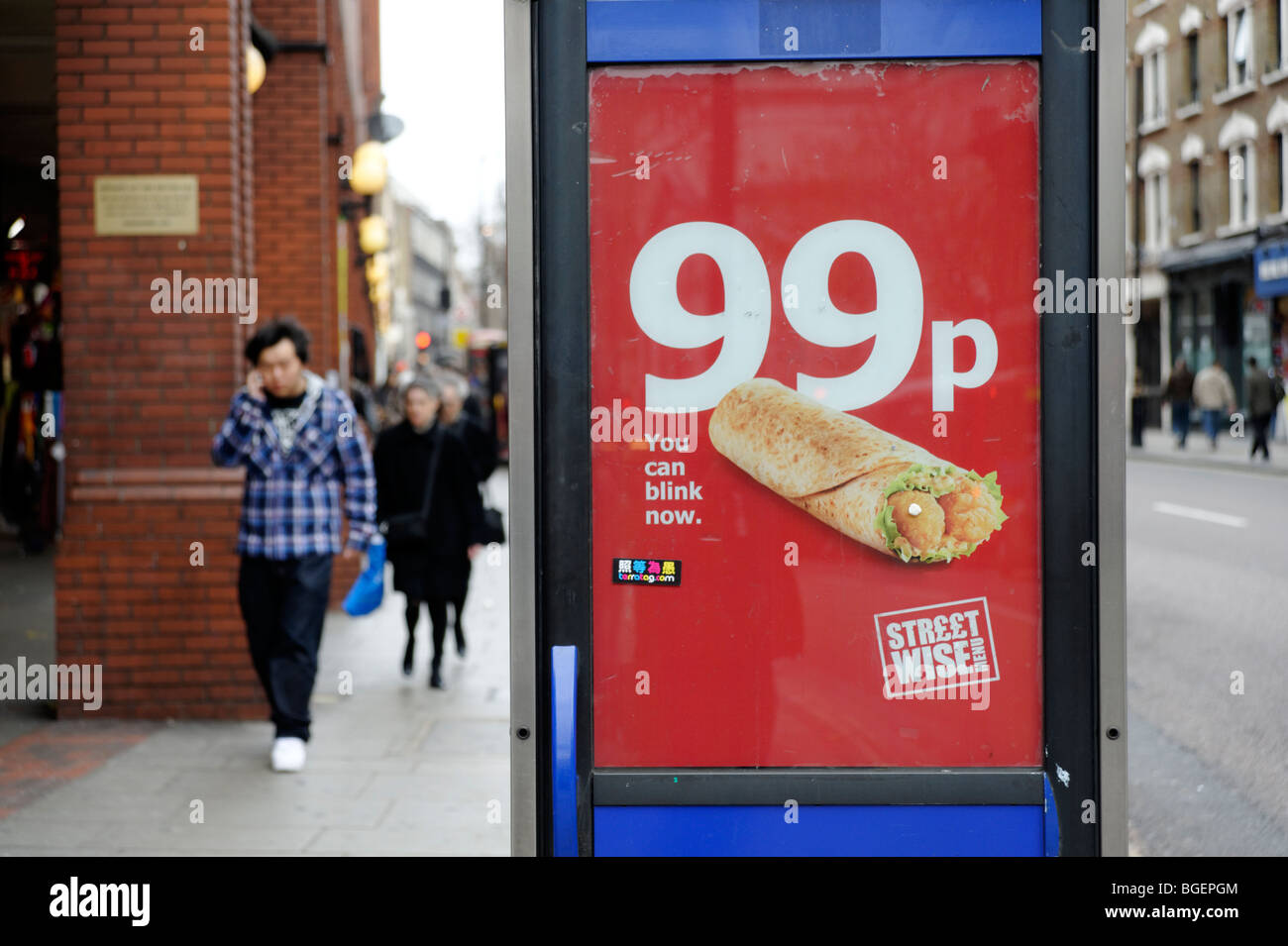 Publicidad para 99p comida barata tratar por High street take-away. Londres. UK 2009 Foto de stock