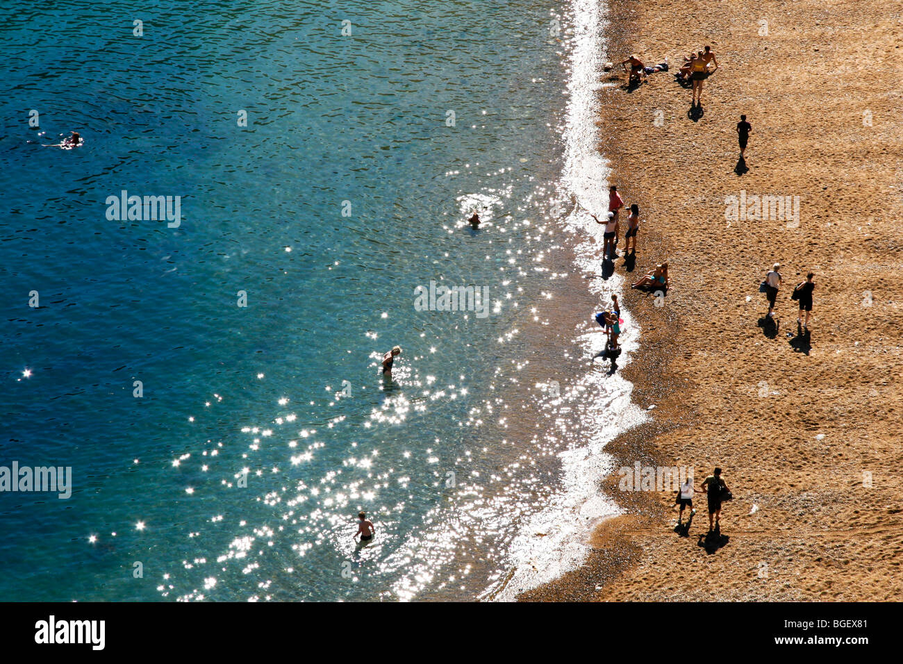 Vista aérea de la gente en la playa y nadar en el mar, en la puerta de Durdle durante el verano británico Foto de stock