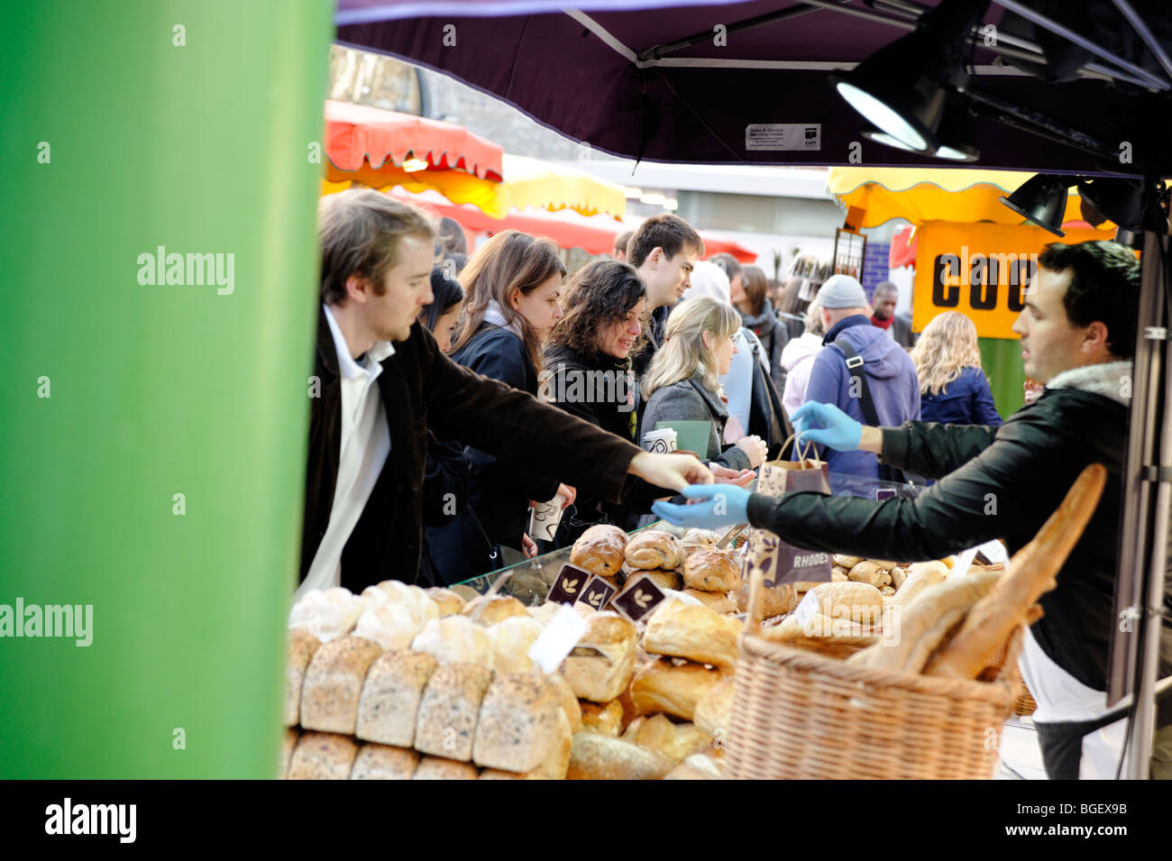 Pan fresco cale. Mercado de Borough. Londres. UK Foto de stock
