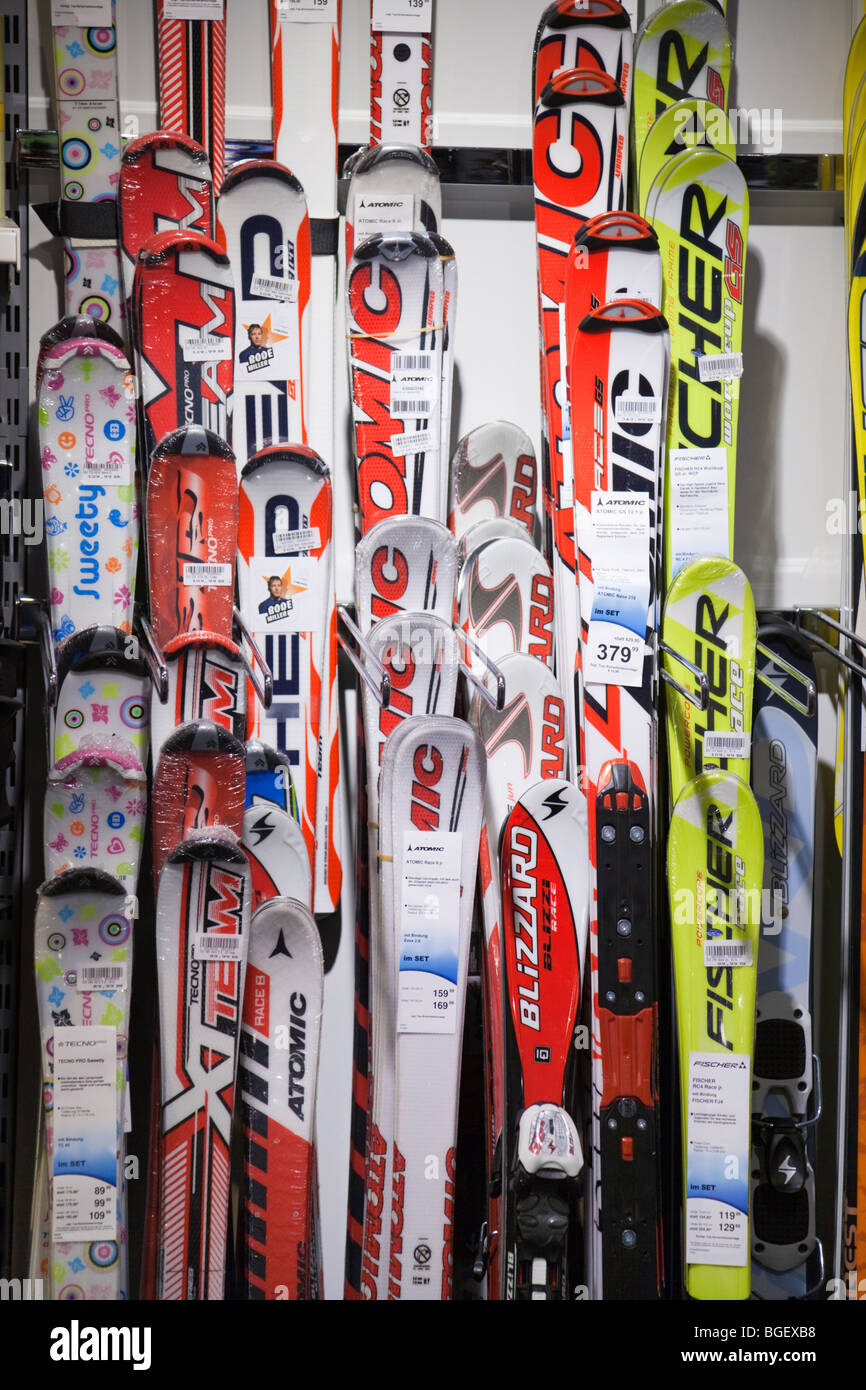 Visualización de esquís en venta dentro de una tienda de esquí en Austria  Europa Fotografía de stock - Alamy