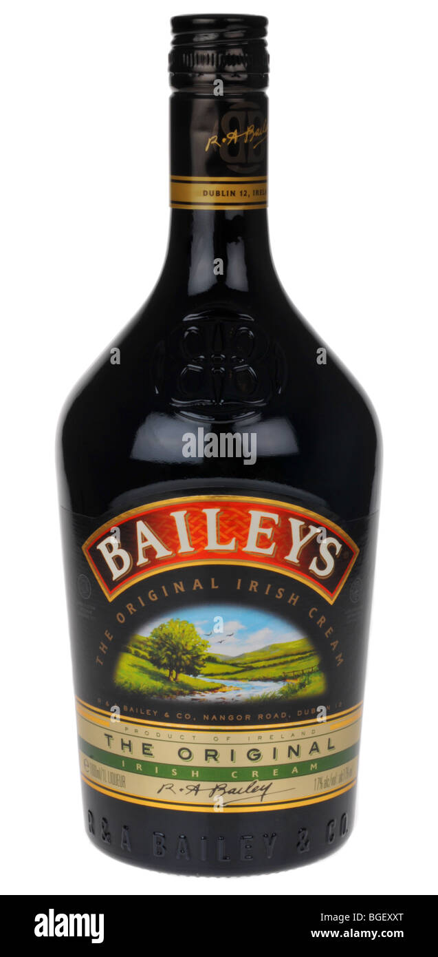 Baileys licor de crema irlandesa, beber una botella de Baileys Foto de stock