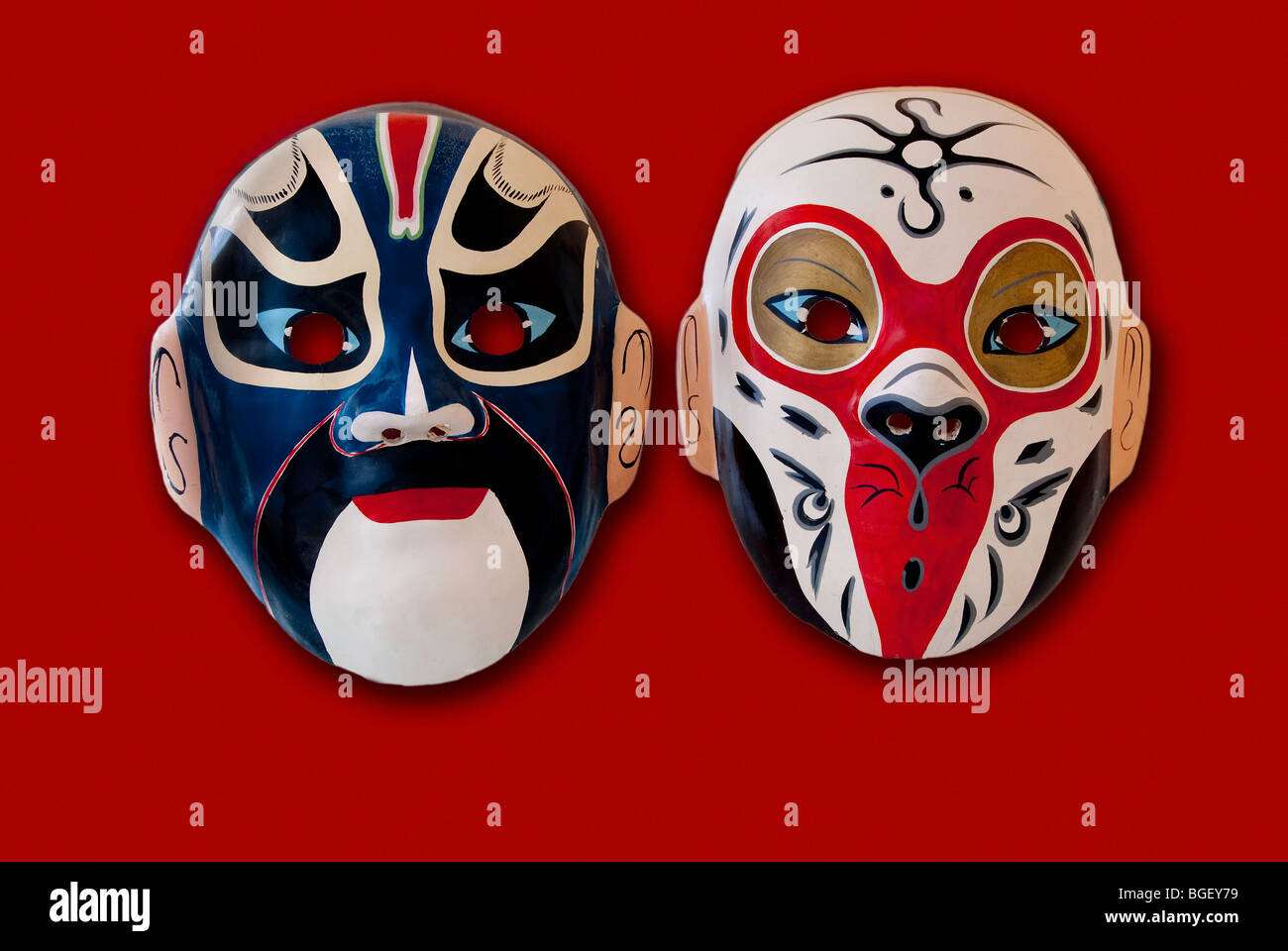 Las máscaras de la ópera china sobre fondo rojo, Foto de estudio Foto de stock