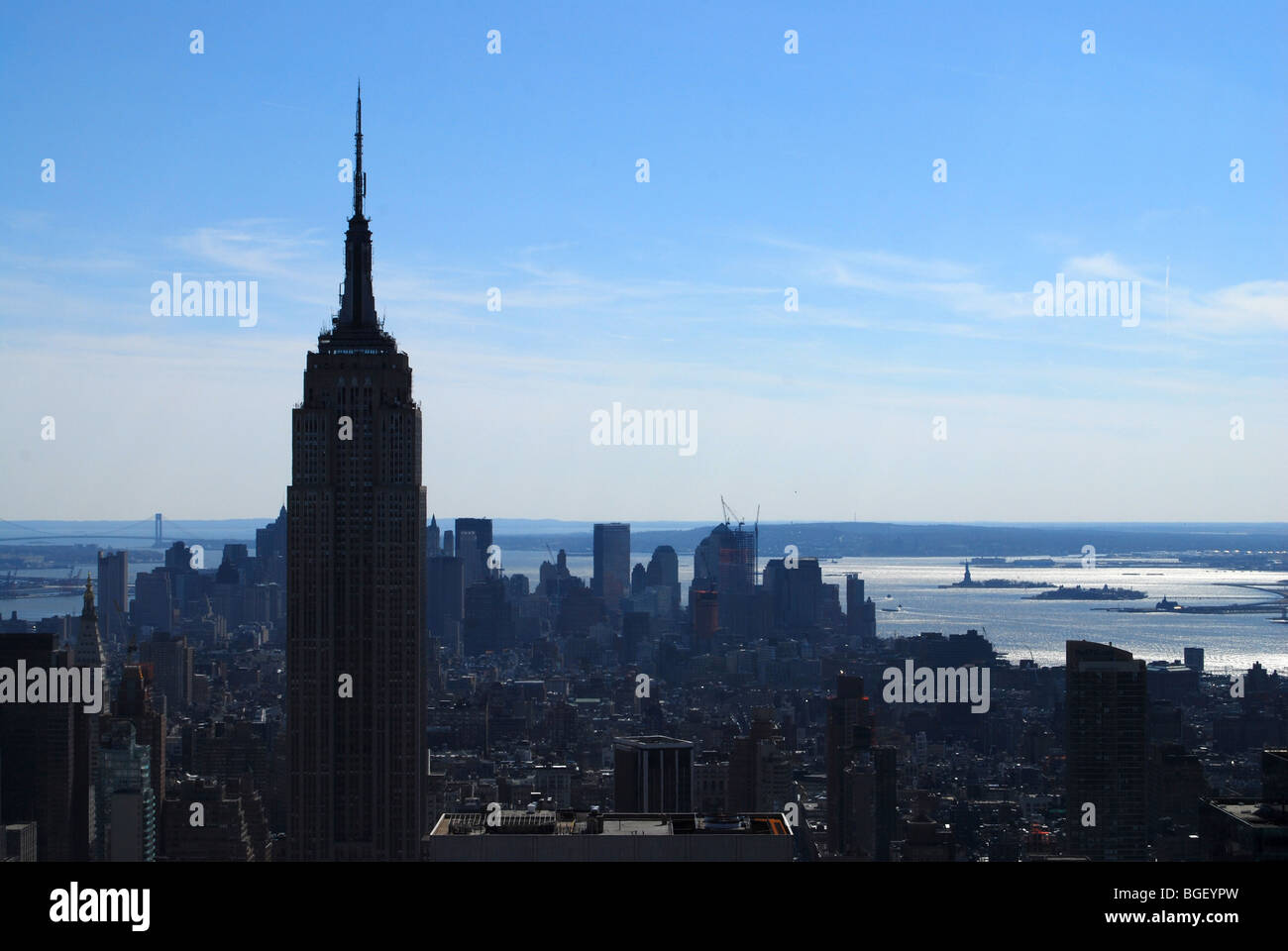 El Empire State Building y el Rockefeller Center de Manhattan desde la plataforma de observación. La Ciudad de Nueva York, EE.UU. Foto de stock