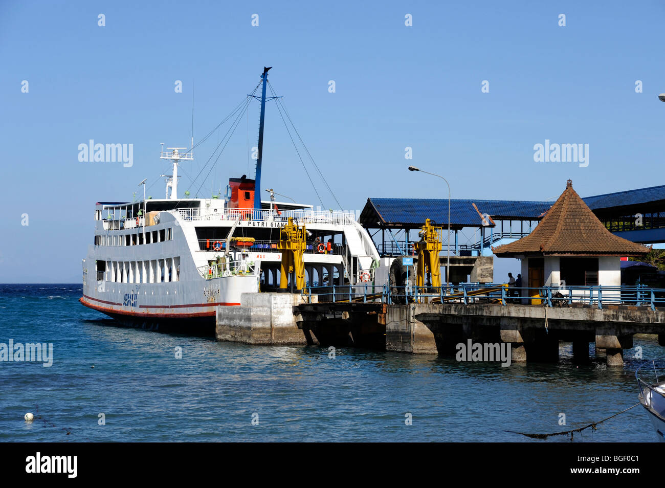 Ferry a Lombok en el puerto de Padang Bai, Bali, Indonesia Fotografía de  stock - Alamy