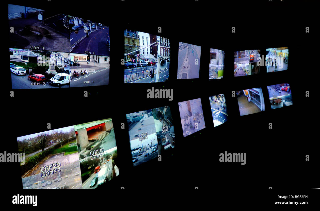 Pantallas de TV de la sala de control de CCTV, Inglaterra, Reino Unido Foto de stock
