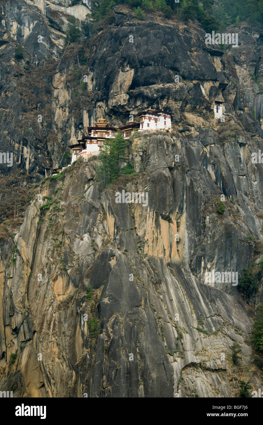 Monasterio Taksang (Tiger's Nest) en acantilados de granito encima de Paro, Bhután Foto de stock