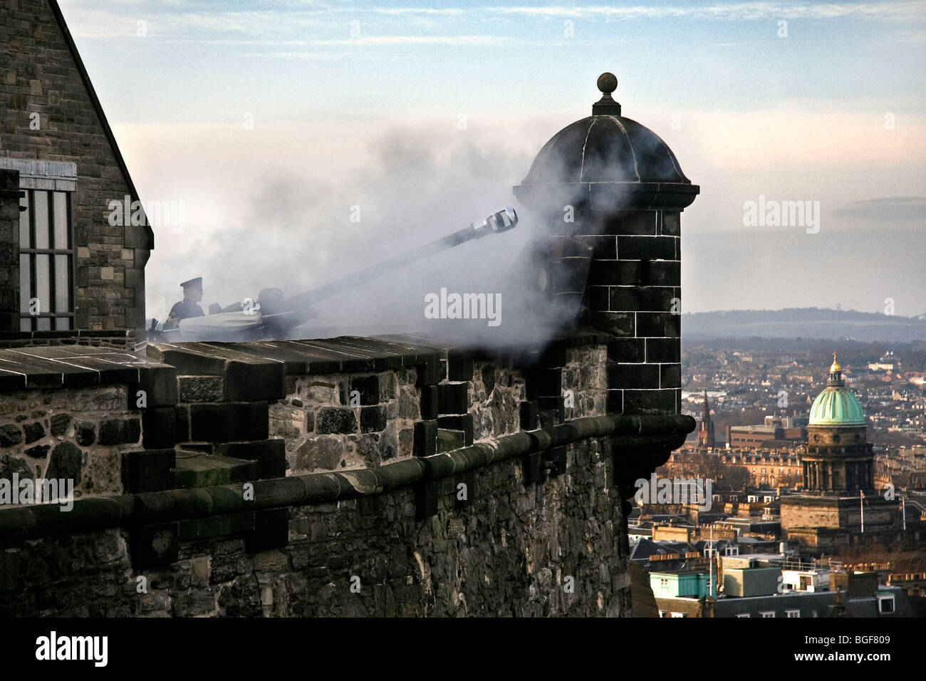 El o'clock Gun disparar al Castillo de Edimburgo. Foto de stock