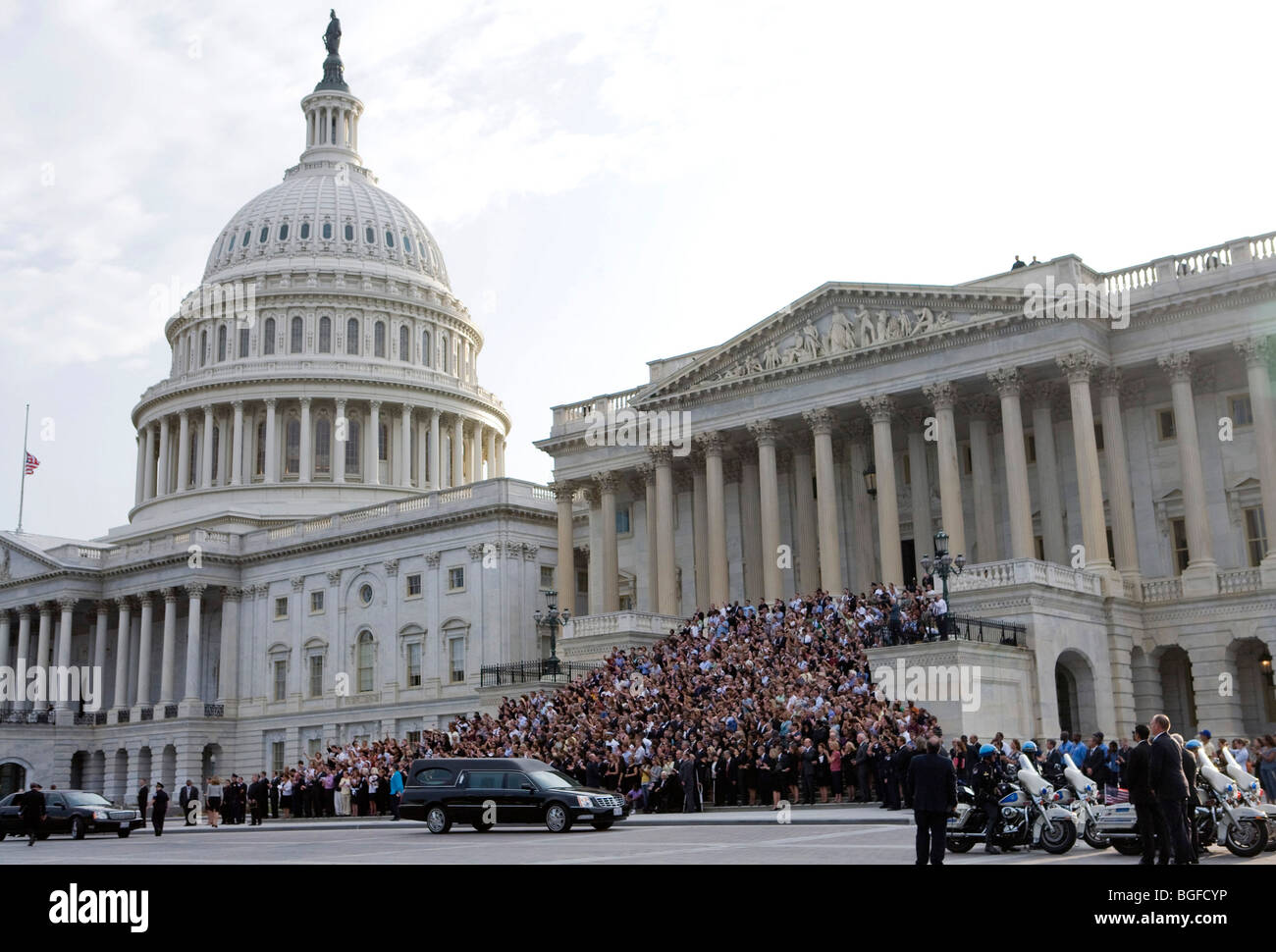 29 de agosto de 2009 – Washington, D.C. – la procesión fúnebre del Senador Edward Kennedy se detiene frente a la Cámara Senatorial del Capitolio de los Estados Unidos para una breve vigilia de oración. Al salir del Capitolio el cuerpo de Kennedy será llevado al Cementerio Nacional de Arlington para ser enterrado junto a sus hermanos John y Robert. Foto de stock