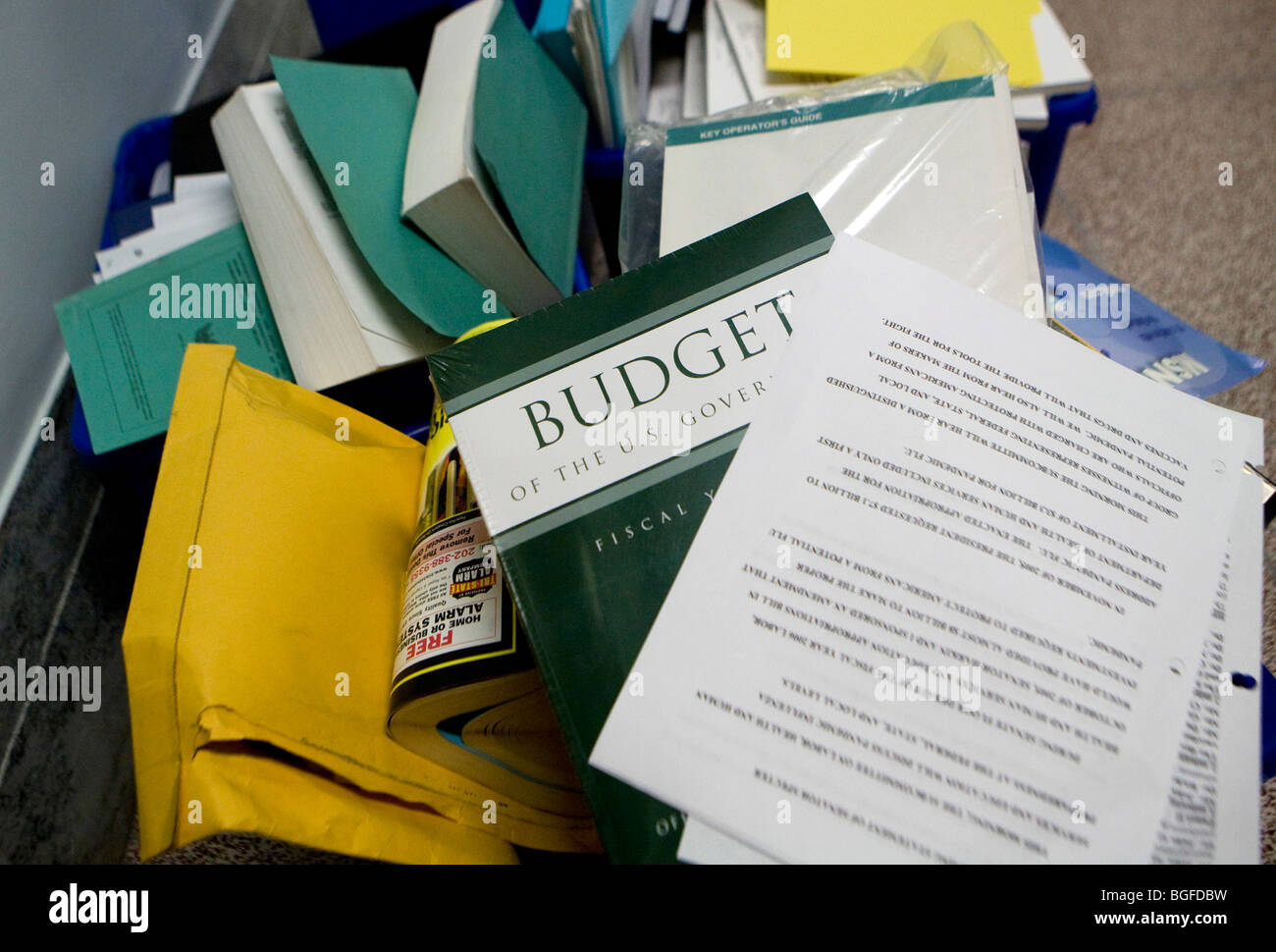 20 de mayo de 2009 – Washington, D.C. – UNA copia descartada del Presupuesto Federal que aún está en su envoltorio se encuentra en una papelera de reciclaje fuera de una oficina en el edificio de la Oficina del Senado de Dirksen. Foto de stock
