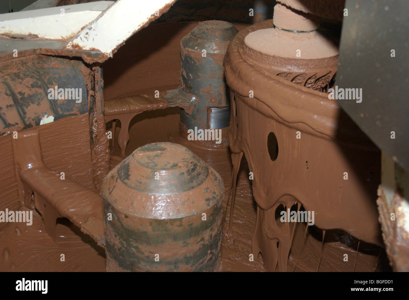 El chocolate se mezcla en una máquina mezcladora industrial Fotografía de  stock - Alamy