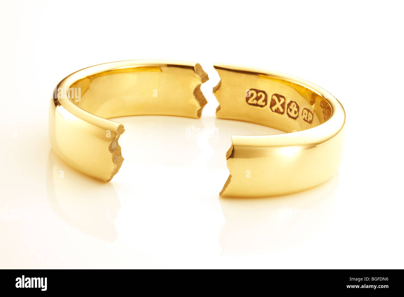 Anillo de Bodas de Oro rotos que simbolizan el matrimonio romper Foto de stock