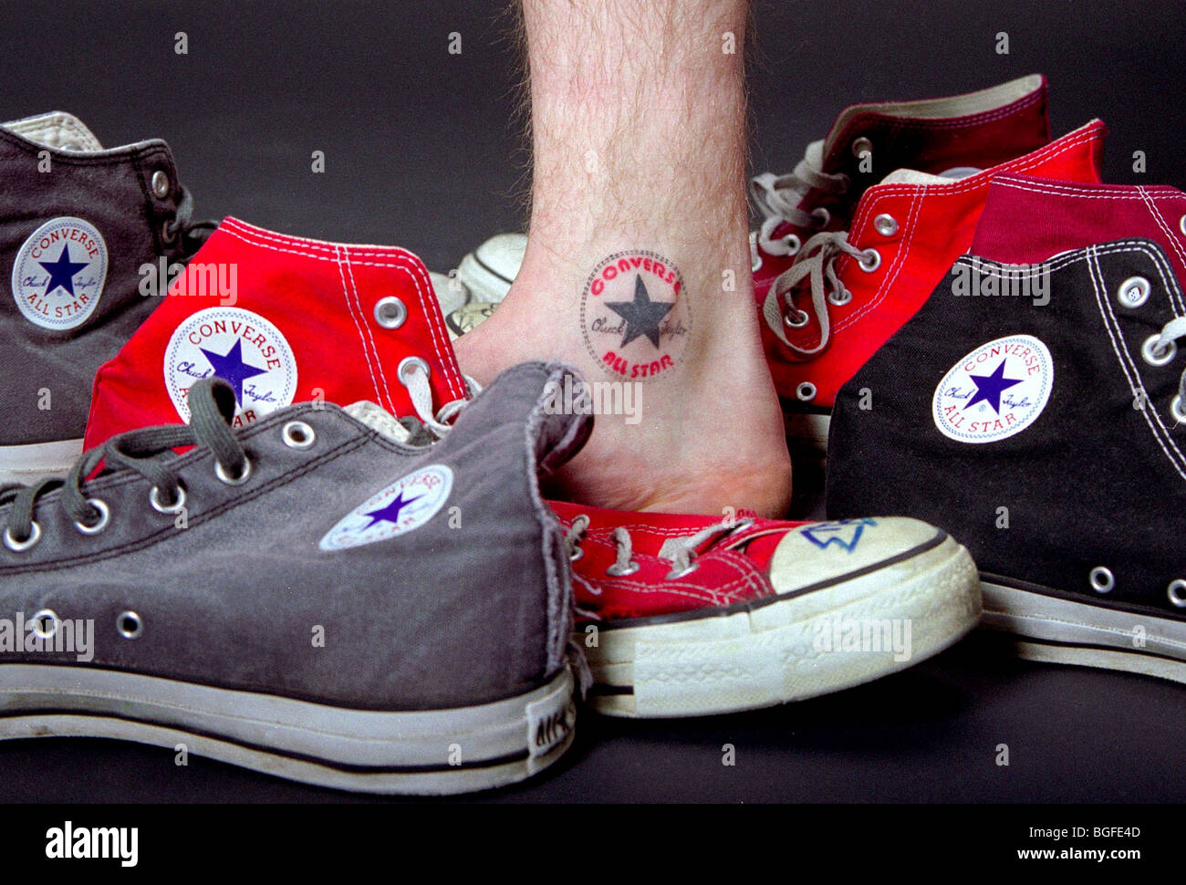 Un bodegón de zapatos Converse y conversar un alimento con un tatuaje  Fotografía de stock - Alamy
