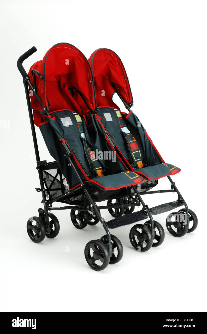 Un twin rojo doble carro cochecito de bebé Fotografía de stock - Alamy
