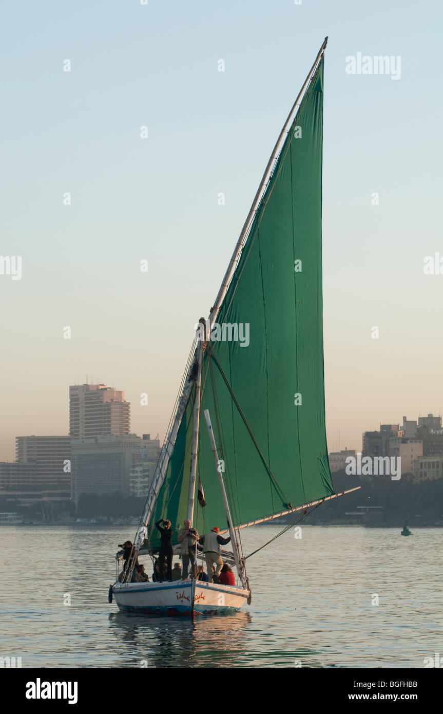 Felucca temprano en la mañana paseo en barco por el río Nilo en El Cairo, Egipto, África. Foto de stock