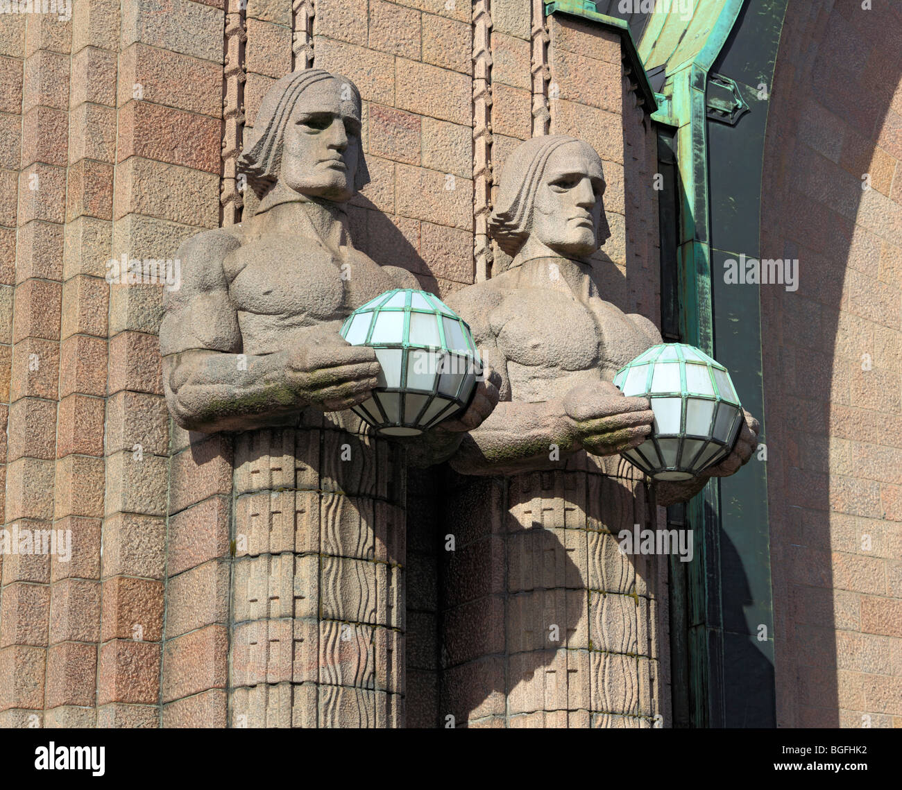 Estatuas de granito en la estación central de Helsinki, Helsinki, Finlandia Foto de stock