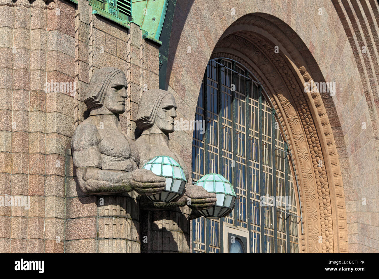 Estatuas de granito en la estación central de Helsinki, Helsinki, Finlandia Foto de stock