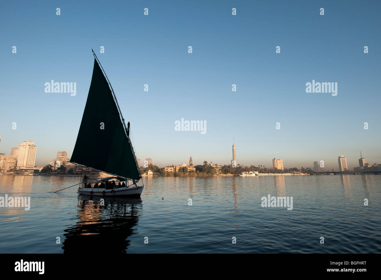 Felucca temprano en la mañana paseo en barco por el río Nilo en El Cairo, Egipto, África. Foto de stock