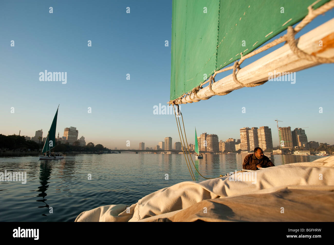 Felucca temprano en la mañana paseo en barco por el río Nilo en El Cairo, Egipto, África. Foto de stock