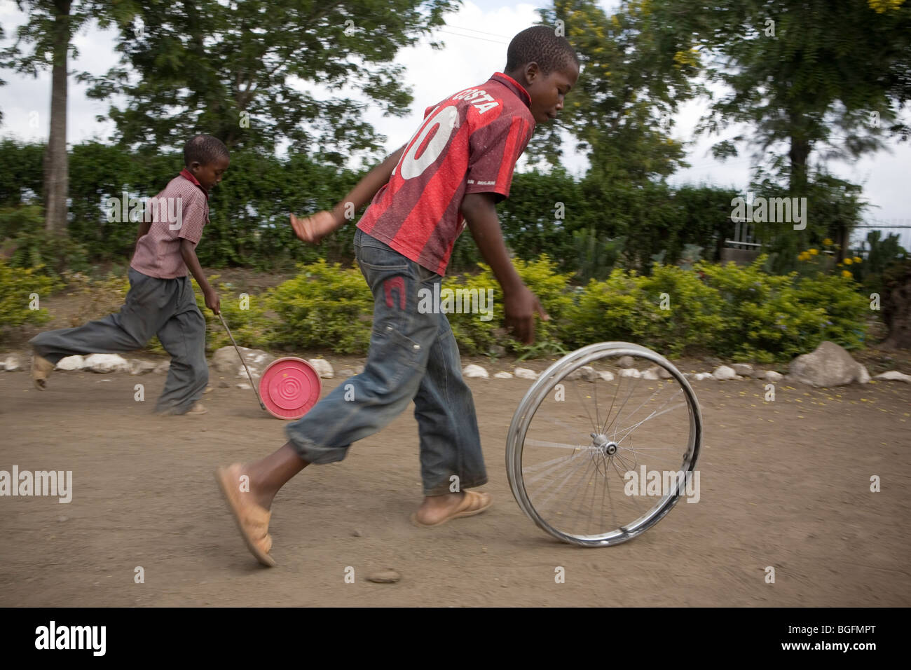 Los niños juegan con ruedas en un orfanato en la región de Kilimanjaro,  Tanzania, África Oriental Fotografía de stock - Alamy