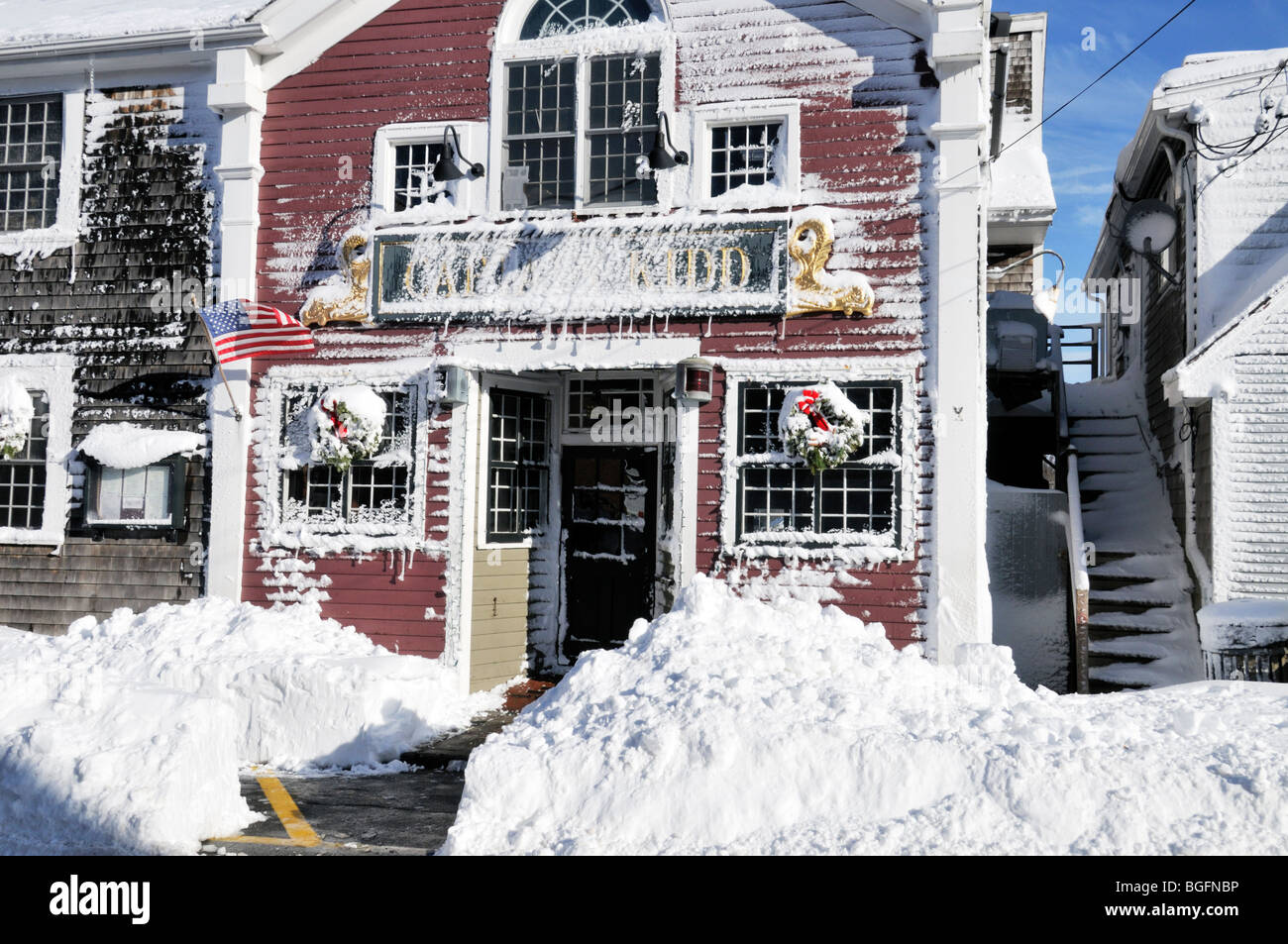 La nieve fresca en la aldea de Woods Hole, en Falmouth, Cape Cod con exterior de un restaurante cubierto de nieve USA Foto de stock
