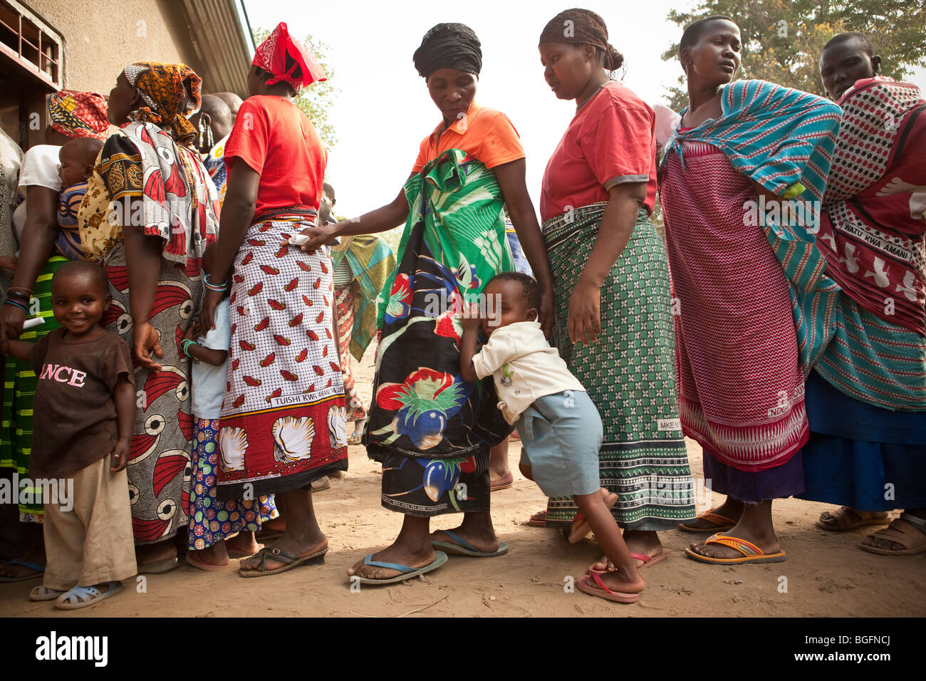 Los pacientes esperan a ser atendidos por un médico en un dispensario médico de Manyara en Tanzania: Región, Distrito, Kilombero Simanjiro Village. Foto de stock
