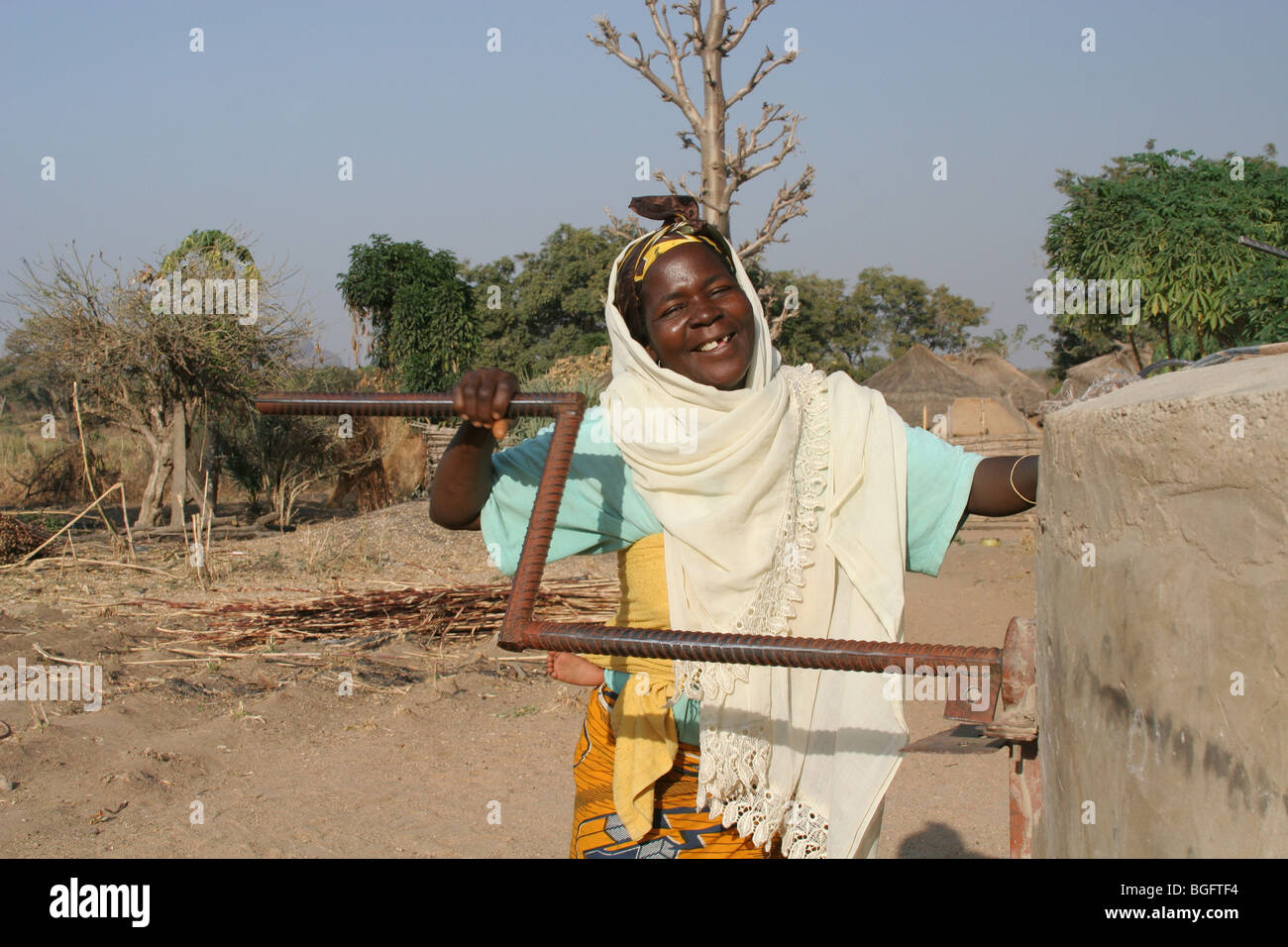 Una Mujer Se Ríe Como Ella Dibuja El Agua Desde El Pozo Nigeria África Occidental Fotografía 0346