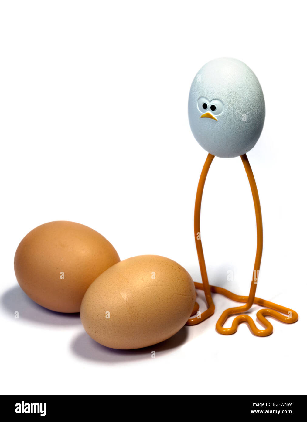 Los huevos de color marrón y la novedad huevo Masher Foto de stock