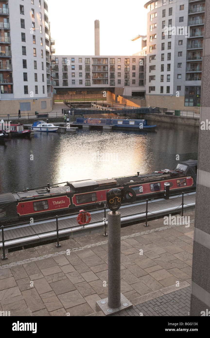 Clarence Dock, Leeds al atardecer; las barcazas, canal y apartamentos Foto de stock
