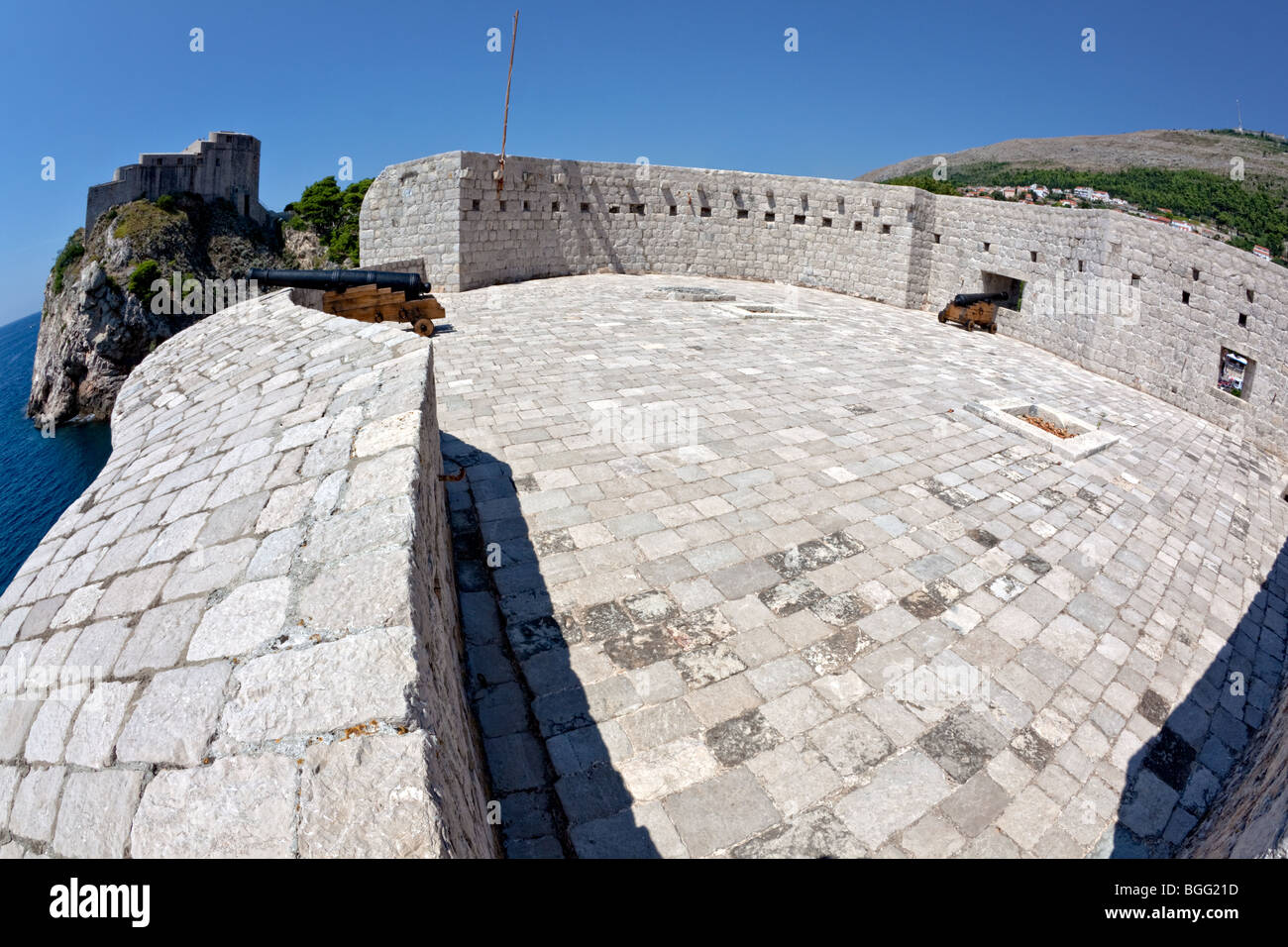Casco antiguo de Dubrovnik - fortaleza Lovrijenac y las murallas de la ciudad con el cañón. Las lentes de ojo de pez shot. Foto de stock