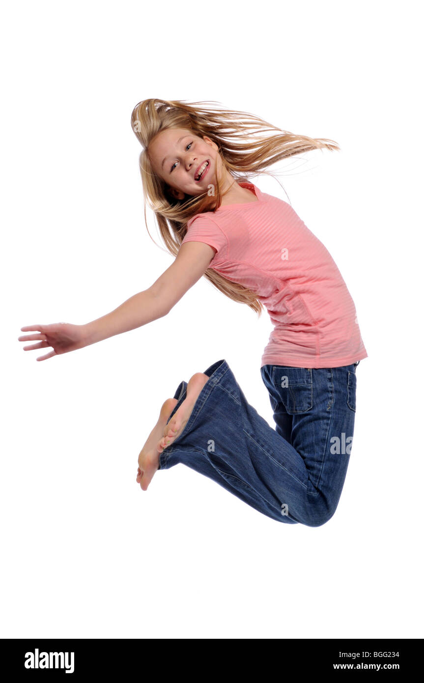 Chica saltando mostrando felicidad aislado sobre un fondo blanco. Foto de stock