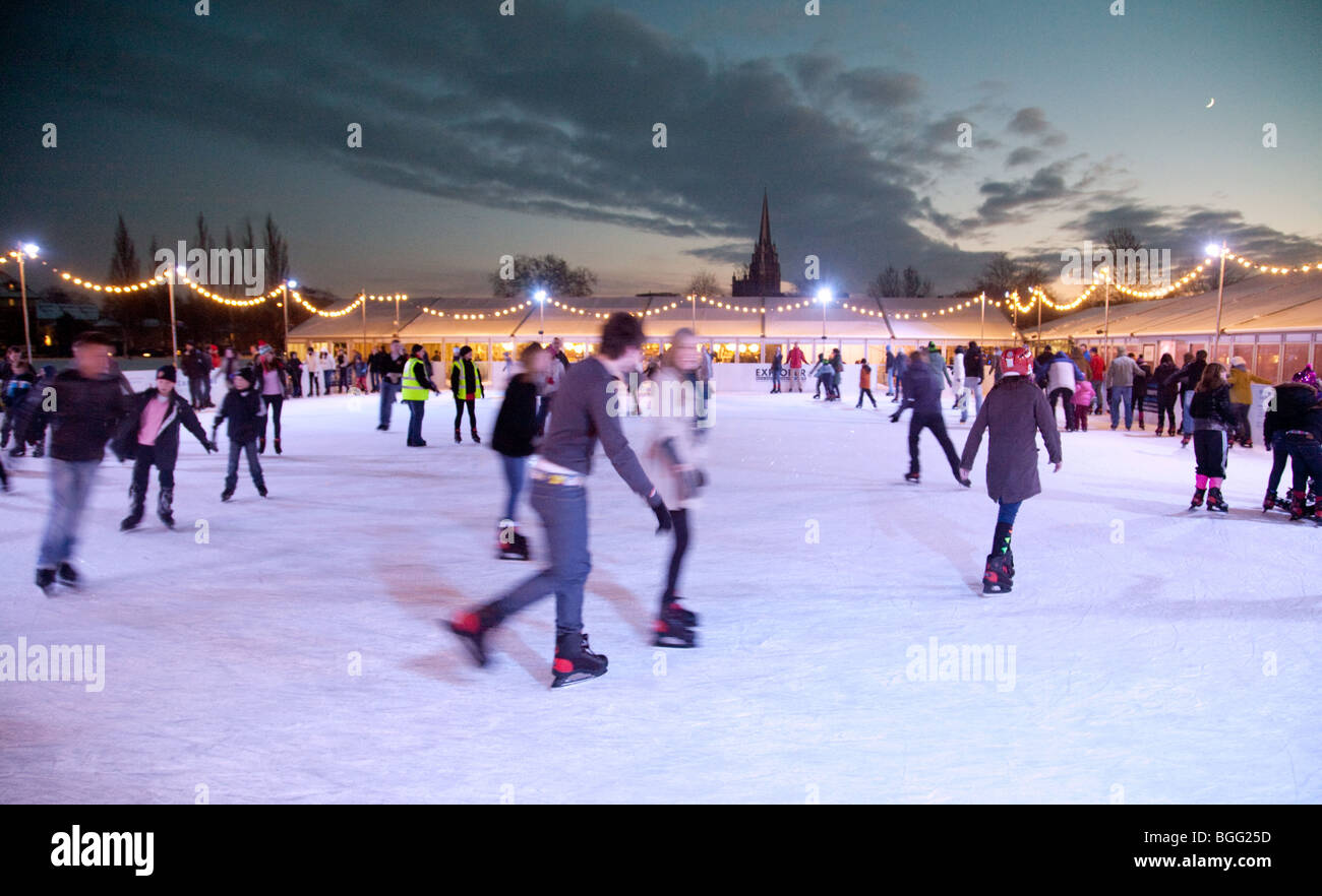 Los patinadores sobre hielo en la pista de hielo al aire libre en Navidad, pieza de Parkers, Cambridge, Reino Unido Foto de stock