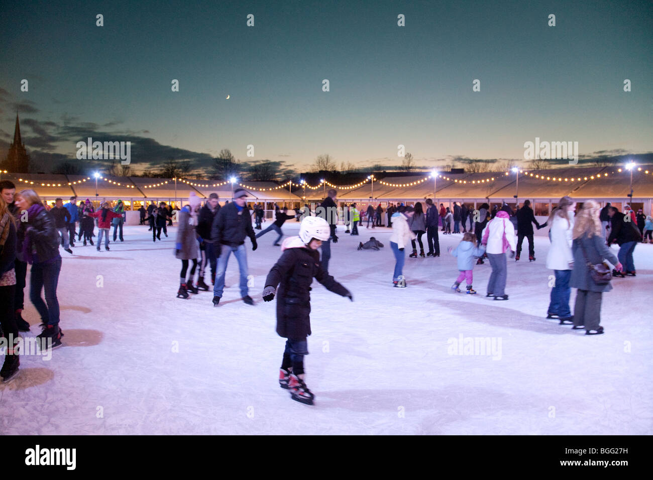 Los patinadores sobre hielo en la pista de hielo al aire libre en Navidad, pieza de Parkers, Cambridge, Reino Unido Foto de stock