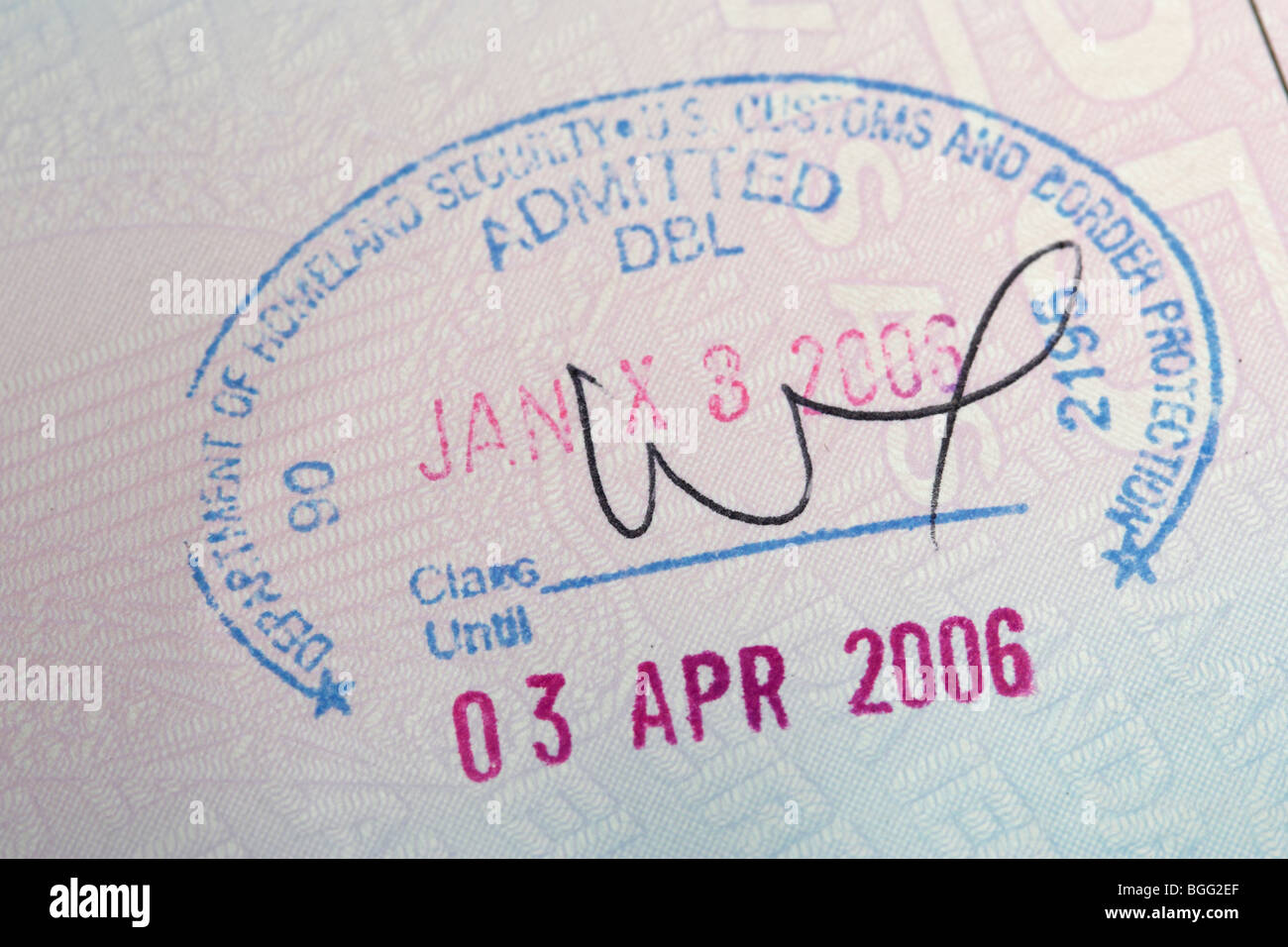 Irlandesa de la UE pasaporte con visa de entrada del departamento de seguridad nacional y protección de fronteras y aduanas de EE.UU. juego en Dublín Foto de stock