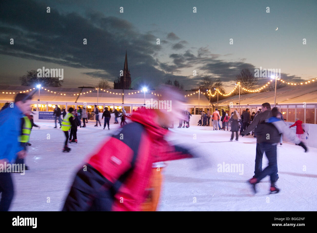 Los patinadores sobre hielo en la pista de hielo al aire libre en Navidad, pieza de Parkers, Cambridge, Reino Unido Foto de stock