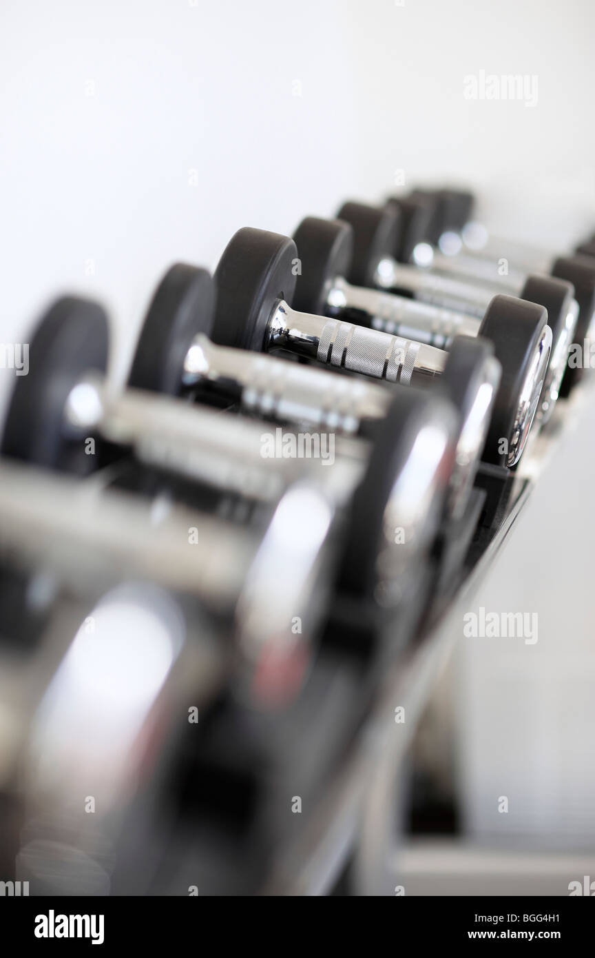 Dumbell pesas en el gimnasio Foto de stock