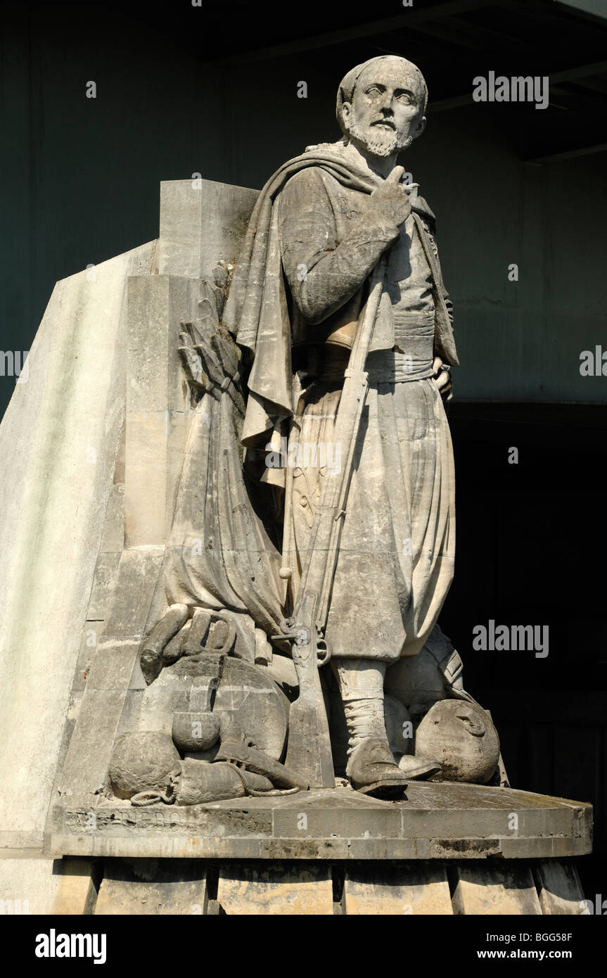 Zouave soldado estatua, Pont de l'Alma o Alma Puente, París. La estatua sirve como indicador de los niveles de agua del río Sena. Foto de stock