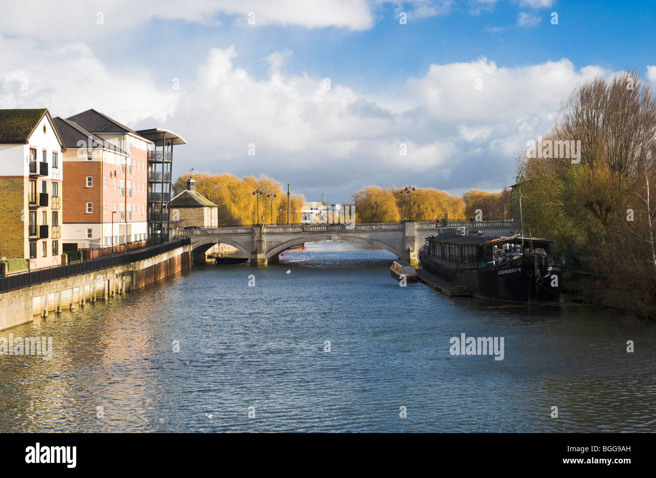 Río Nene en el centro de Peterborough, Cambridgeshire, mirando hacia la ciudad puente Foto de stock