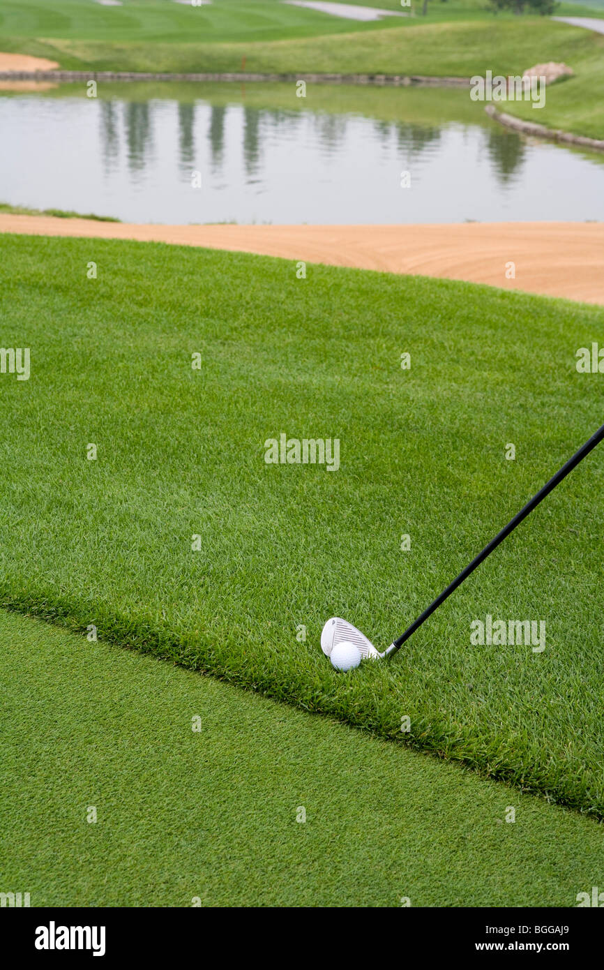 Cerca de chipping pelota de golf Foto de stock