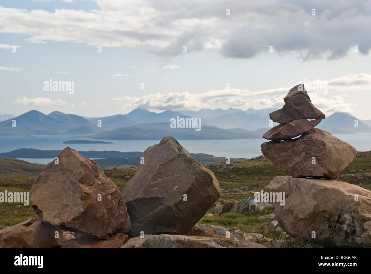 Frente a la isla de Raasay y la Isla de Skye desde la parte superior de Bealach na Ba, Escocia Foto de stock