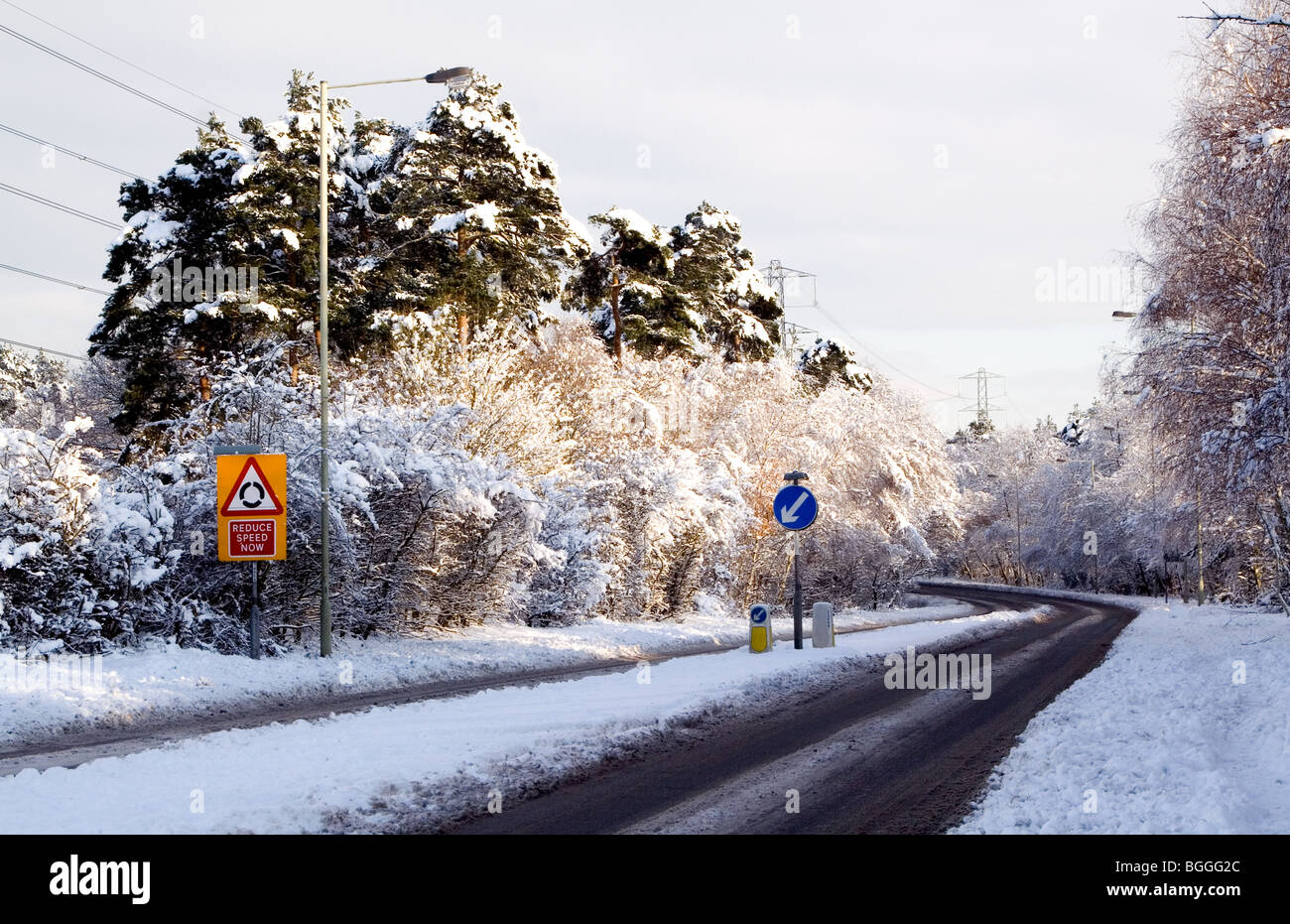 Normalmente una carretera ajetreada en Berkshire está desierta durante el mal clima de invierno con nieve Foto de stock