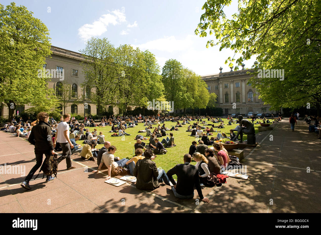 Los estudiantes del campus de la Universidad Humboldt, Berlín, Alemania, Europa Foto de stock