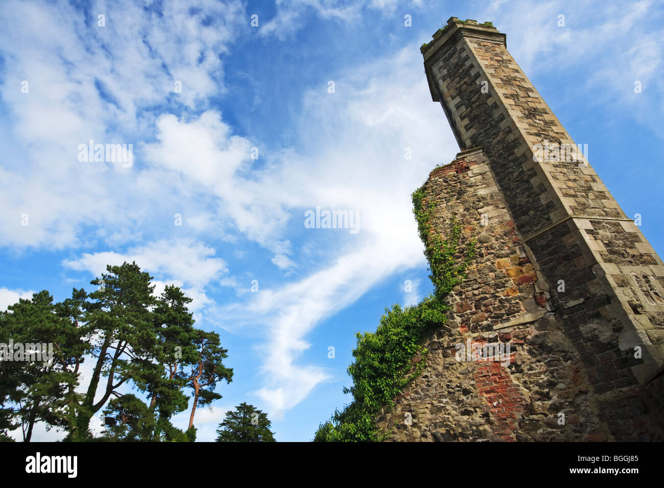 La torre italiana, todo lo que queda del castillo de Antrim, dentro de los terrenos del Castillo Jardín, Condado de Antrim, Irlanda del Norte Foto de stock
