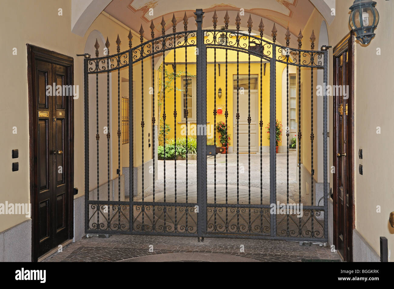 montón sufrir Inicialmente Elegante entrada al patio privado y apartamentos con puerta de hierro  forjado y puertas de madera Vigevano Italia Fotografía de stock - Alamy