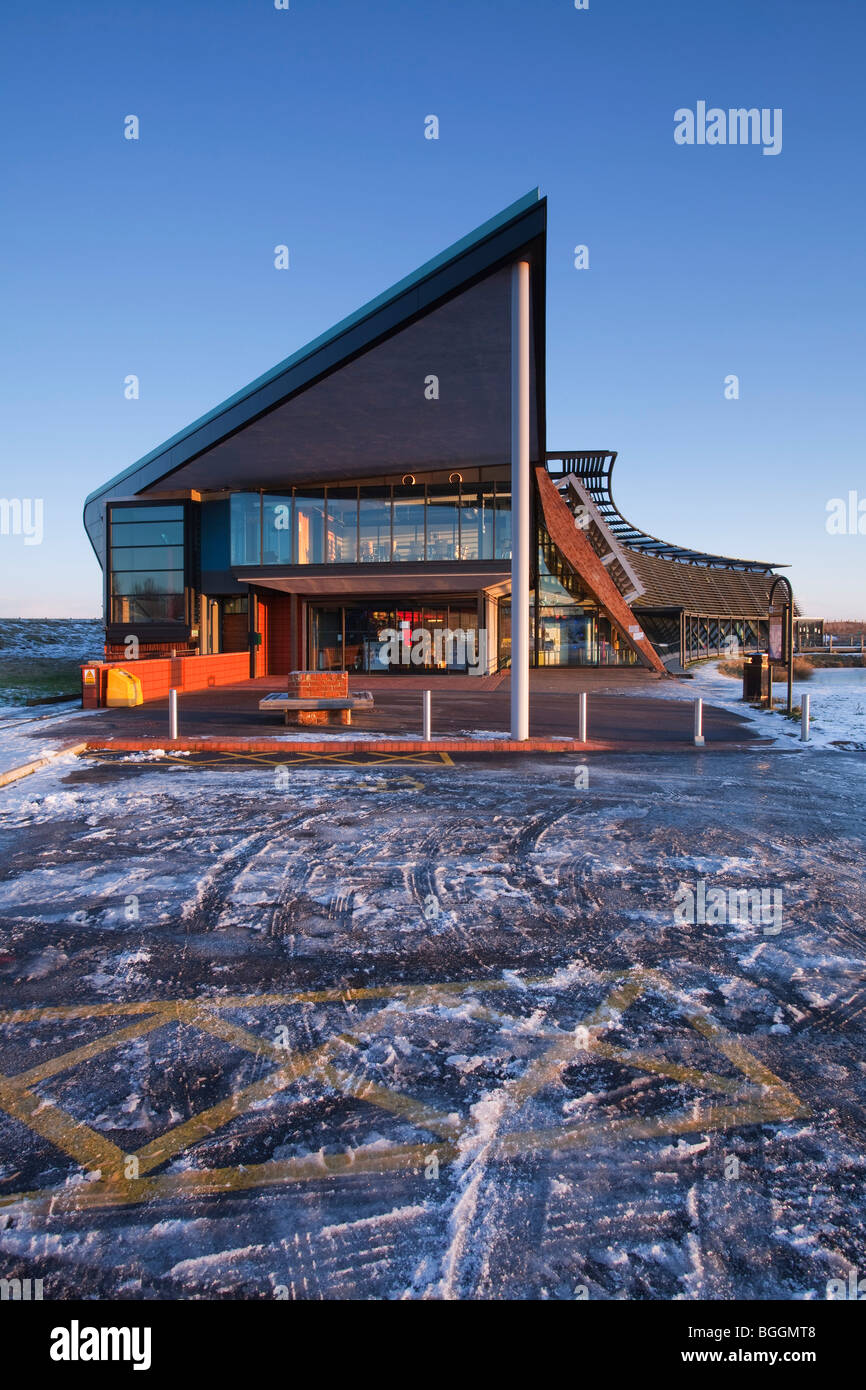 El Centro para Visitantes o centro en el Waters Edge Country Park en invierno Foto de stock