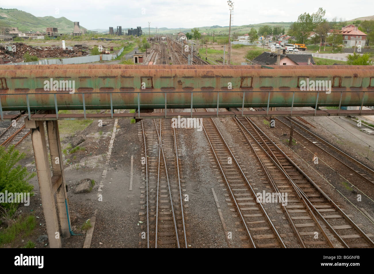 Cerca de las vías ferroviarias en desuso fábrica Carbosin causando contaminación en Copsa Mica Rumania Europa oriental Foto de stock