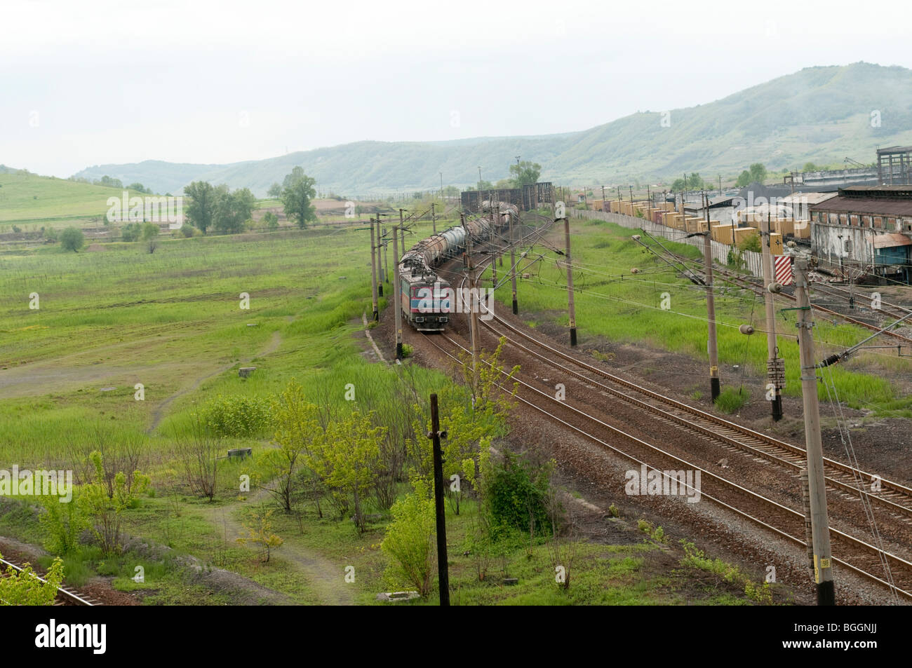 Tren cerca de residuos químicos en desuso fábrica Carbosin causando contaminación en Copsa Mica Rumania Europa oriental Foto de stock