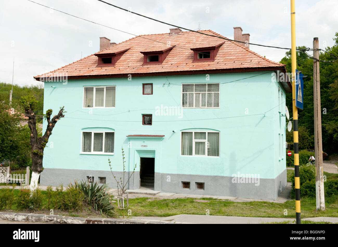 Casa pintada en colores brillantes en Copsa Mica Rumania para intentar encubrir la contaminación procedente de la fábrica Carbosin Foto de stock