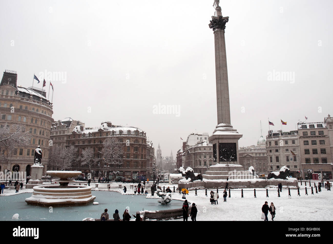 Trafalgar Square en el centro de Londres en la nieve. Foto de stock