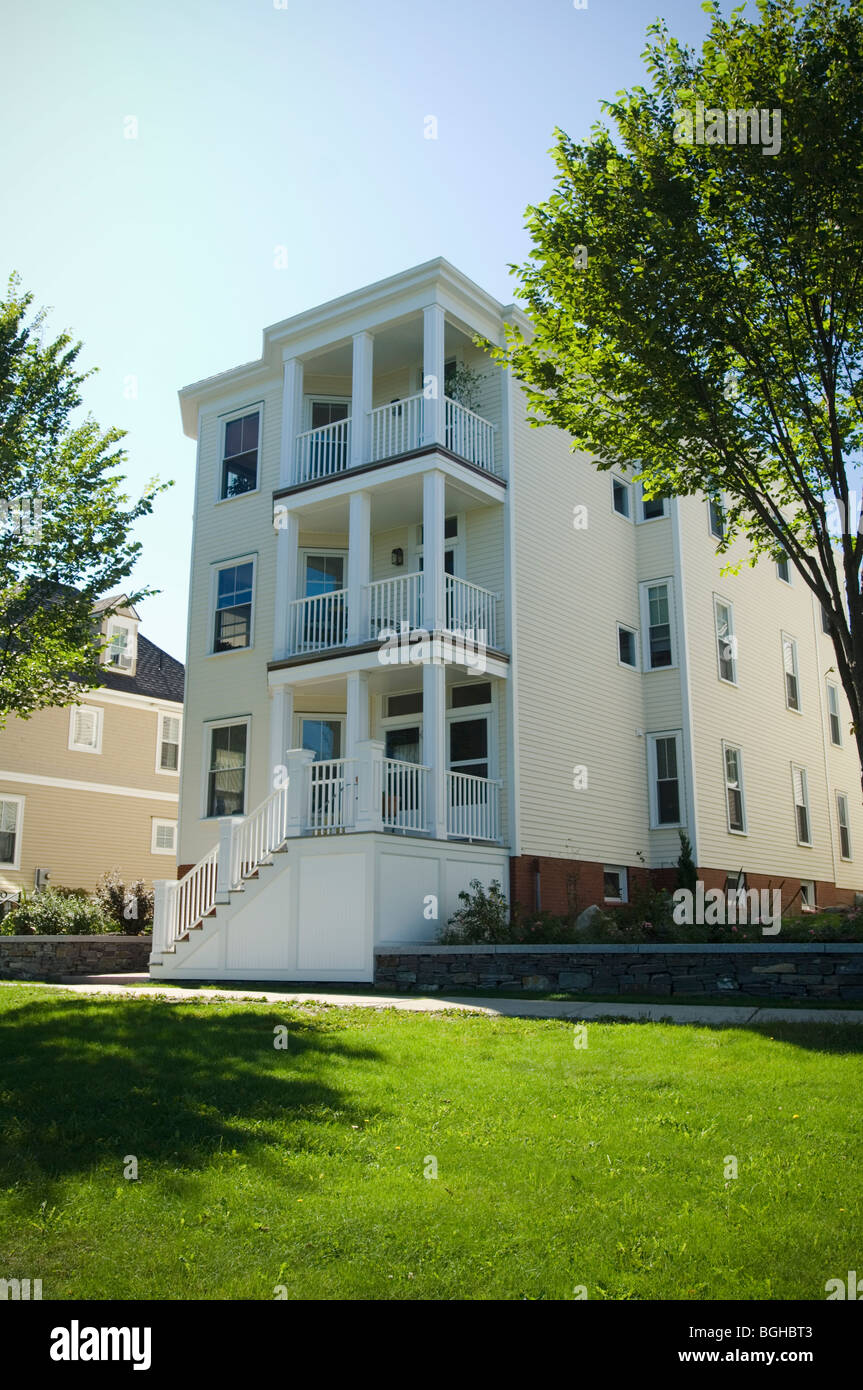 Exterior de multi nivel apartamento casa con soportales Foto de stock